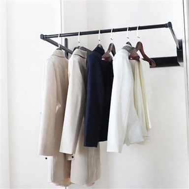 Zvednutý oděvní prut